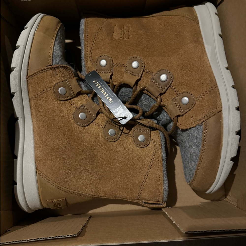 Sorel Explorer Joan boots, brand new in box size 8.5